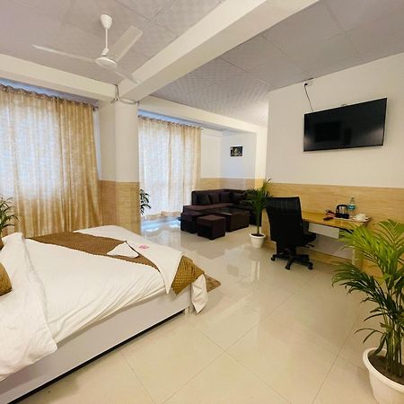 Отель Dr White House - Noida Sector 18 Экстерьер фото