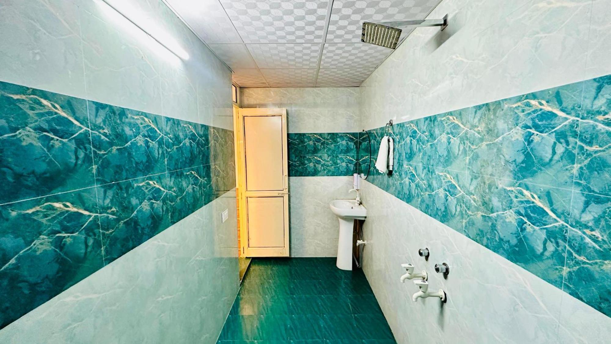 Отель Dr White House - Noida Sector 18 Экстерьер фото