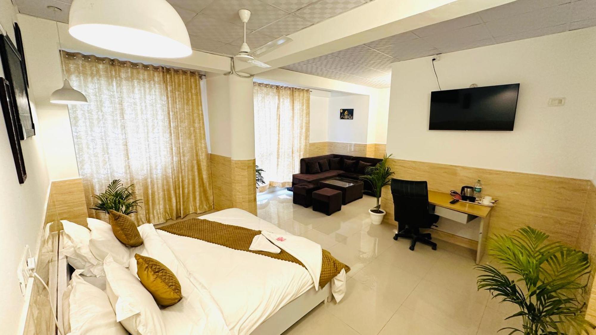 Отель Dr White House - Noida Sector 18 Экстерьер фото