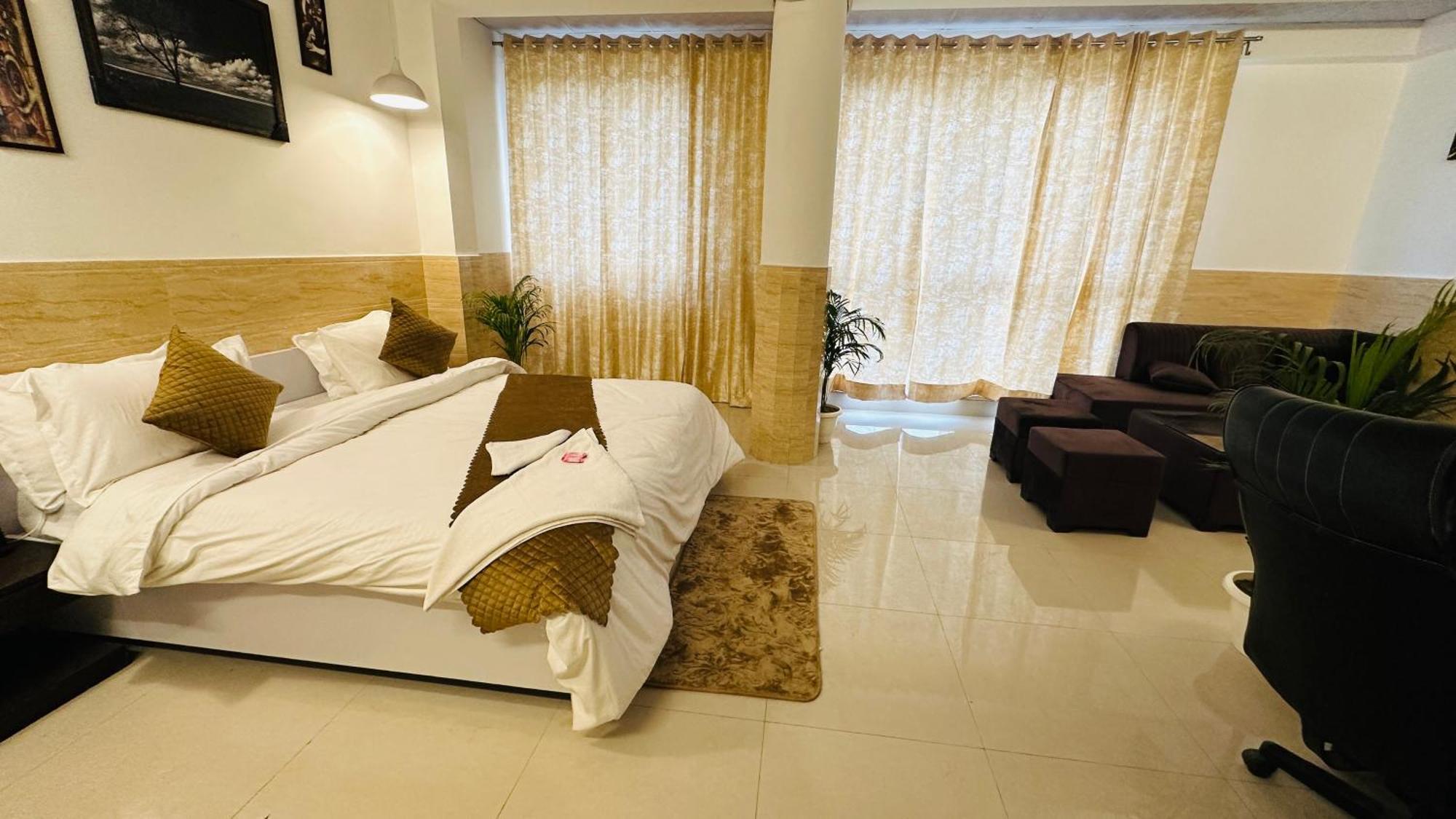Отель Dr White House - Noida Sector 18 Экстерьер фото