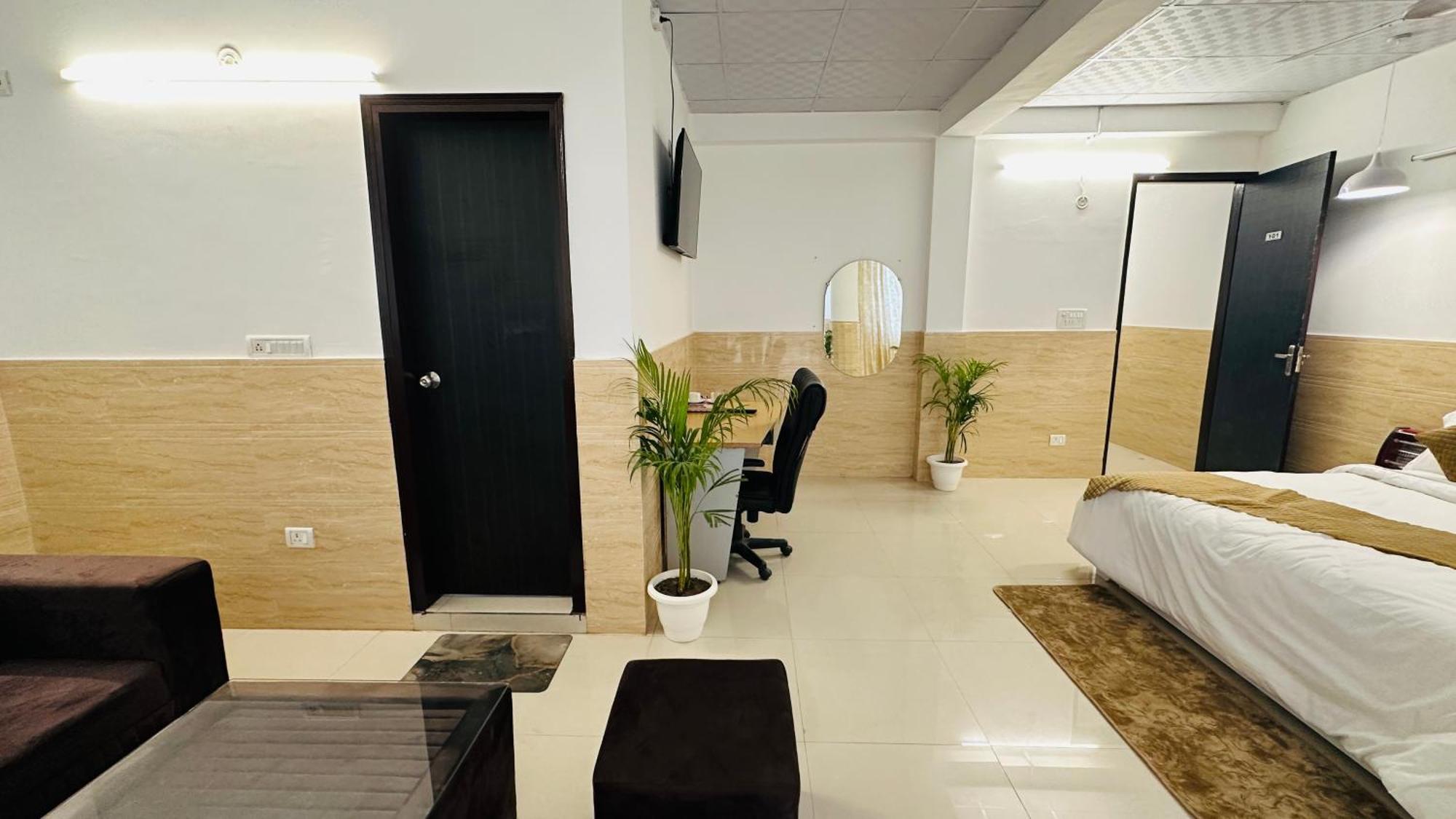 Отель Dr White House - Noida Sector 18 Экстерьер фото