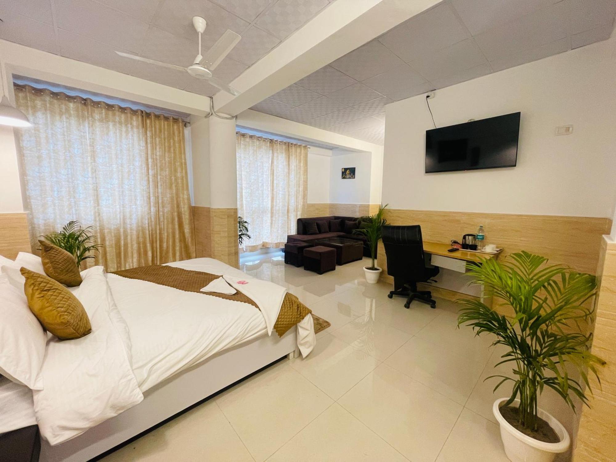Отель Dr White House - Noida Sector 18 Экстерьер фото