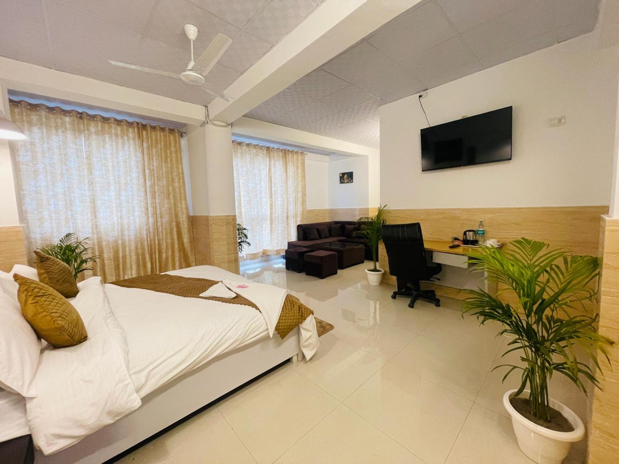 Отель Dr White House - Noida Sector 18 Экстерьер фото