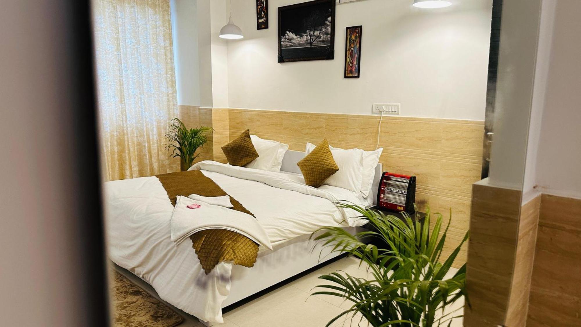 Отель Dr White House - Noida Sector 18 Экстерьер фото