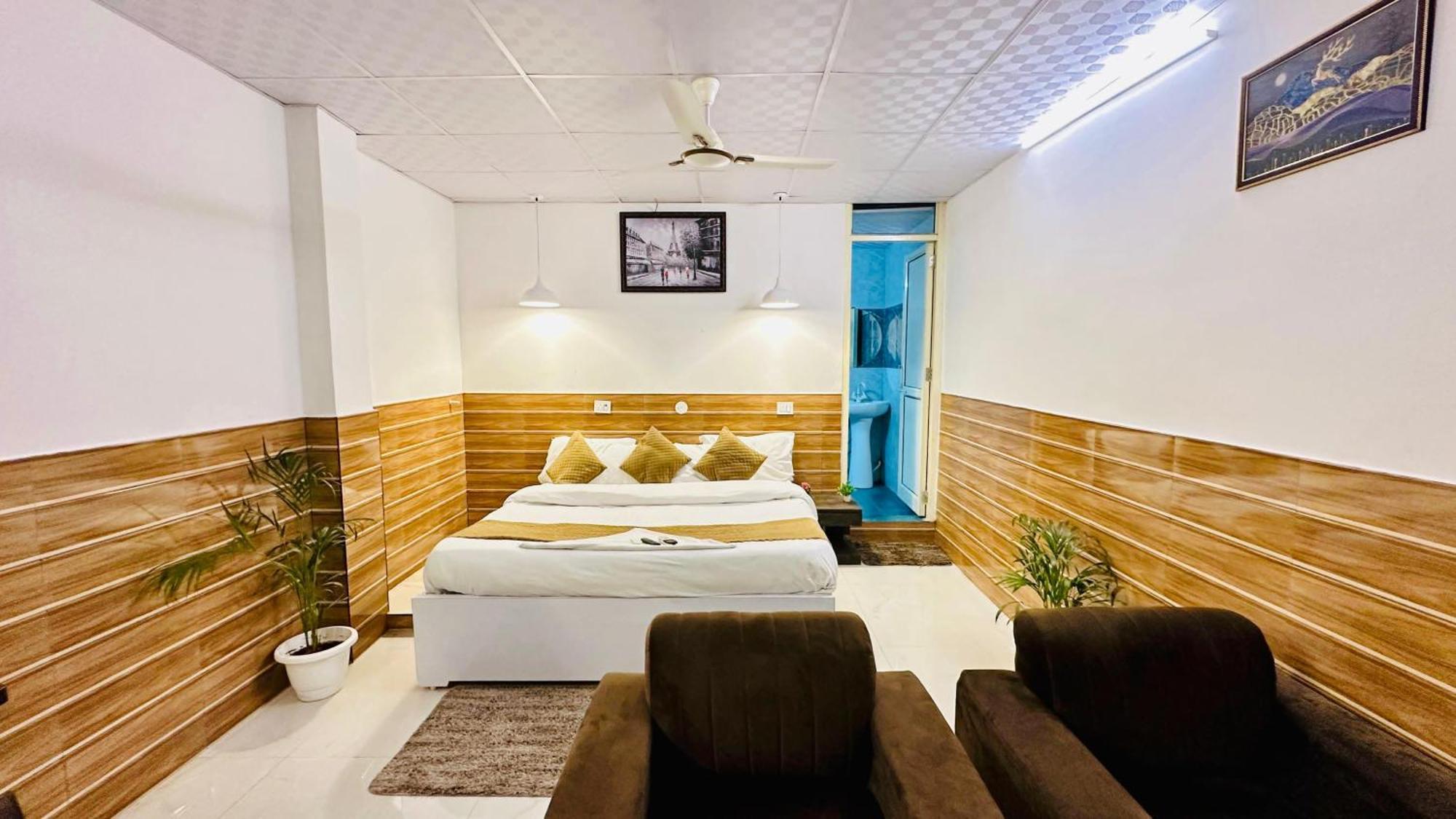 Отель Dr White House - Noida Sector 18 Экстерьер фото