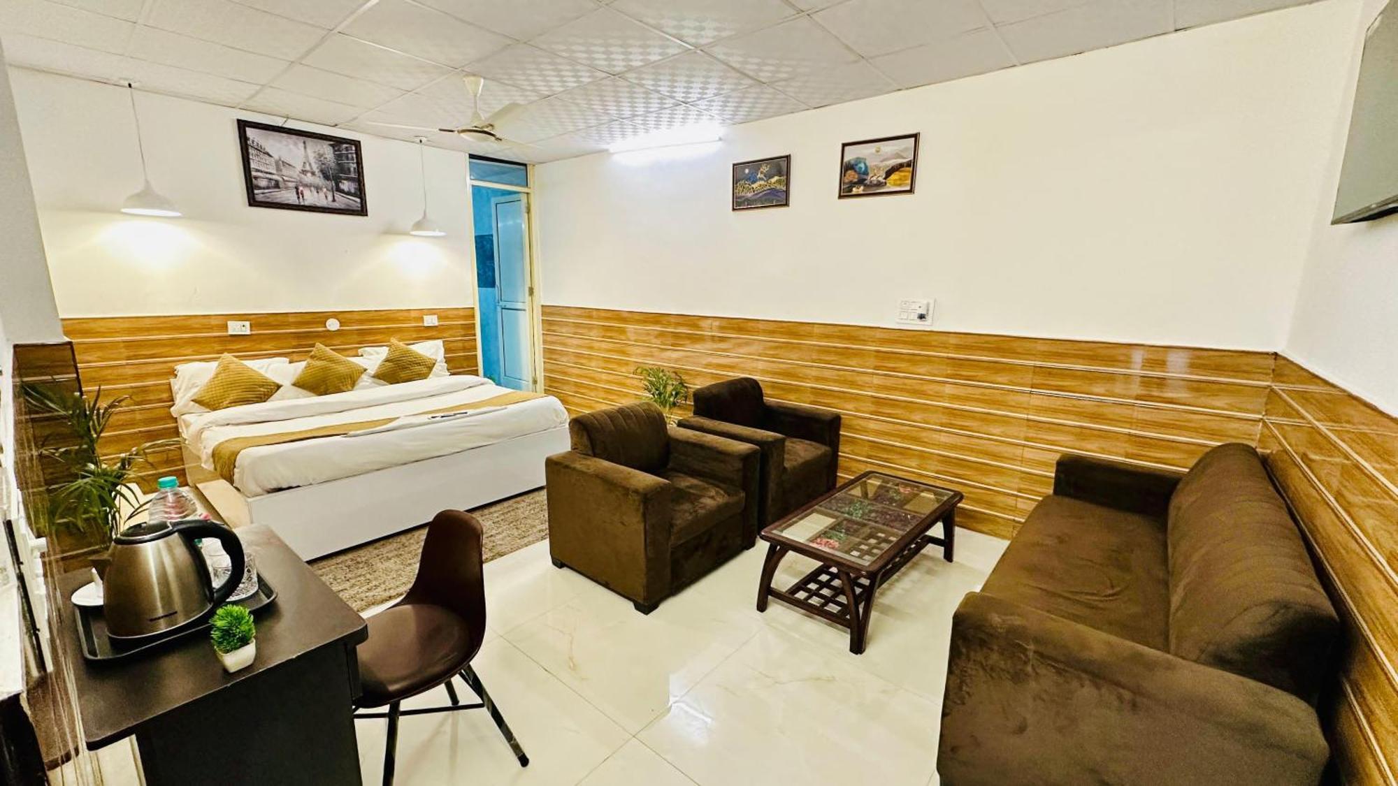 Отель Dr White House - Noida Sector 18 Экстерьер фото