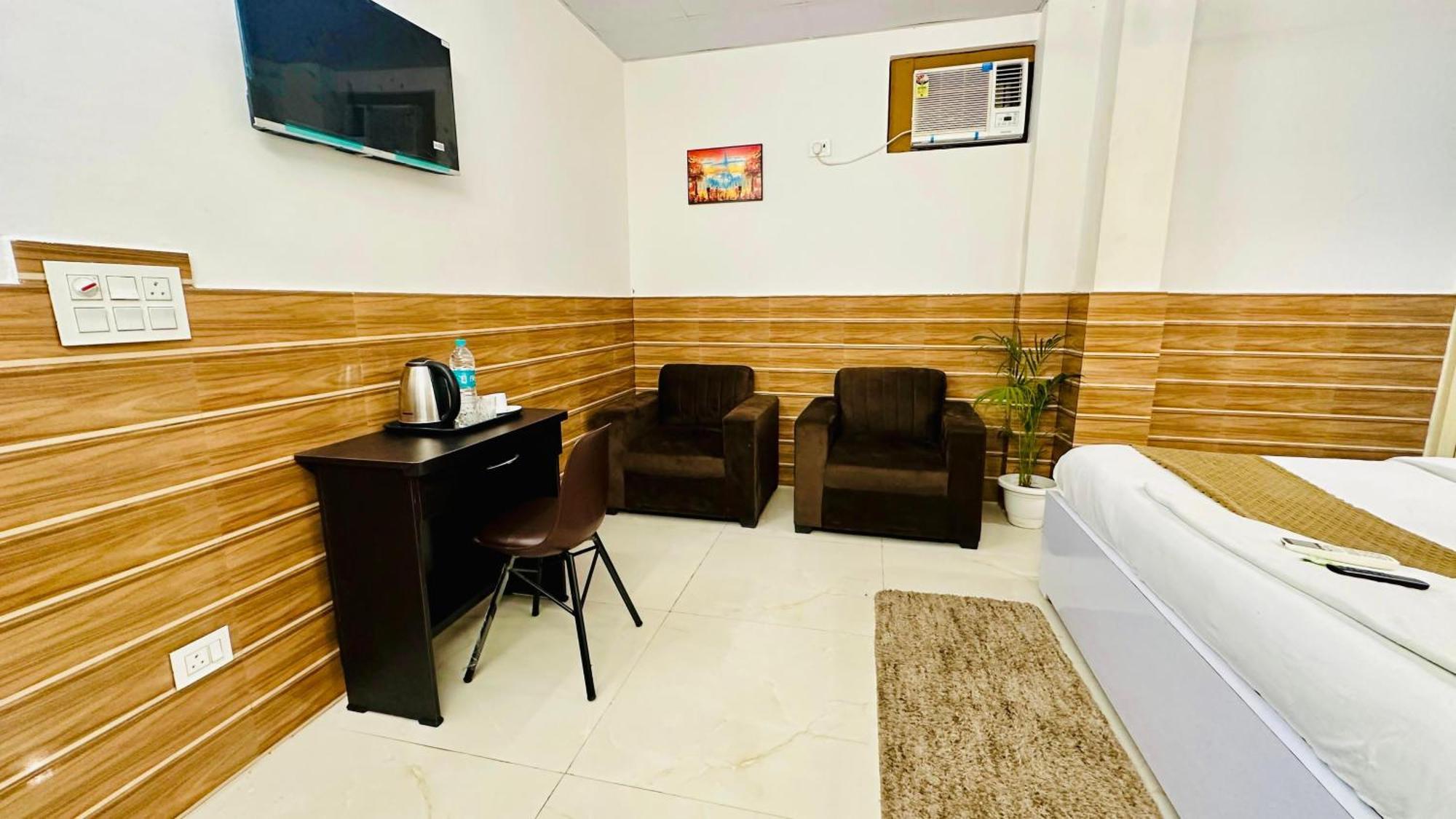 Отель Dr White House - Noida Sector 18 Экстерьер фото