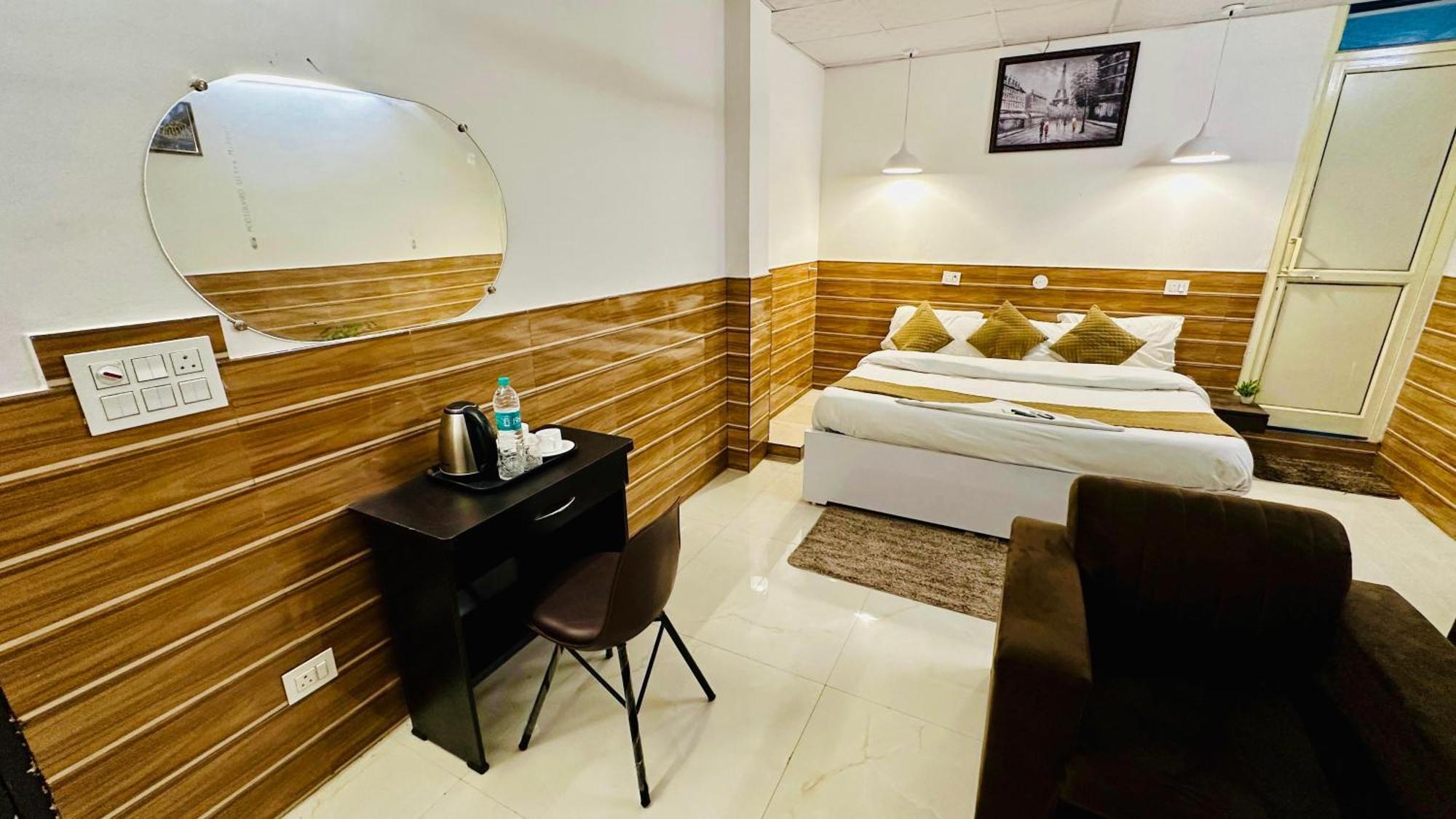 Отель Dr White House - Noida Sector 18 Экстерьер фото