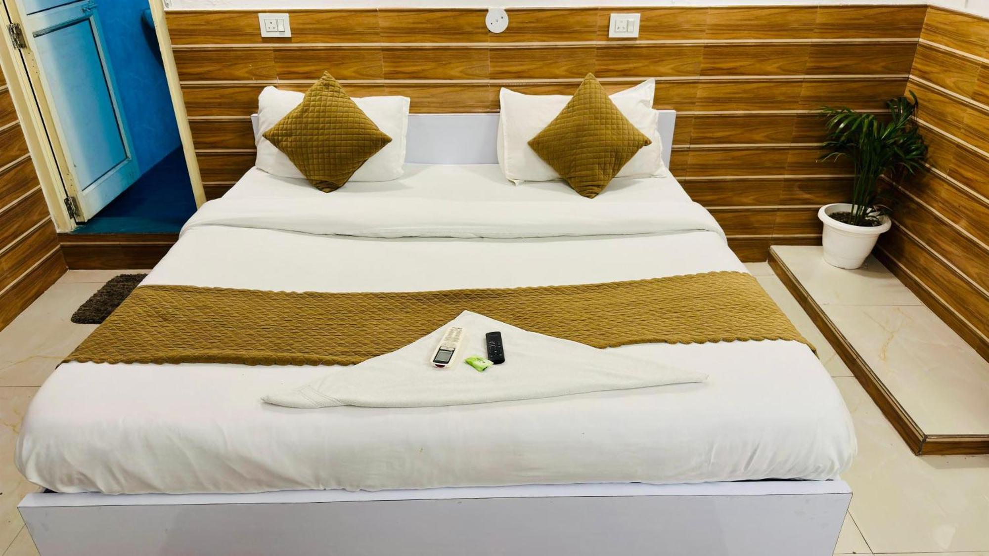 Отель Dr White House - Noida Sector 18 Экстерьер фото