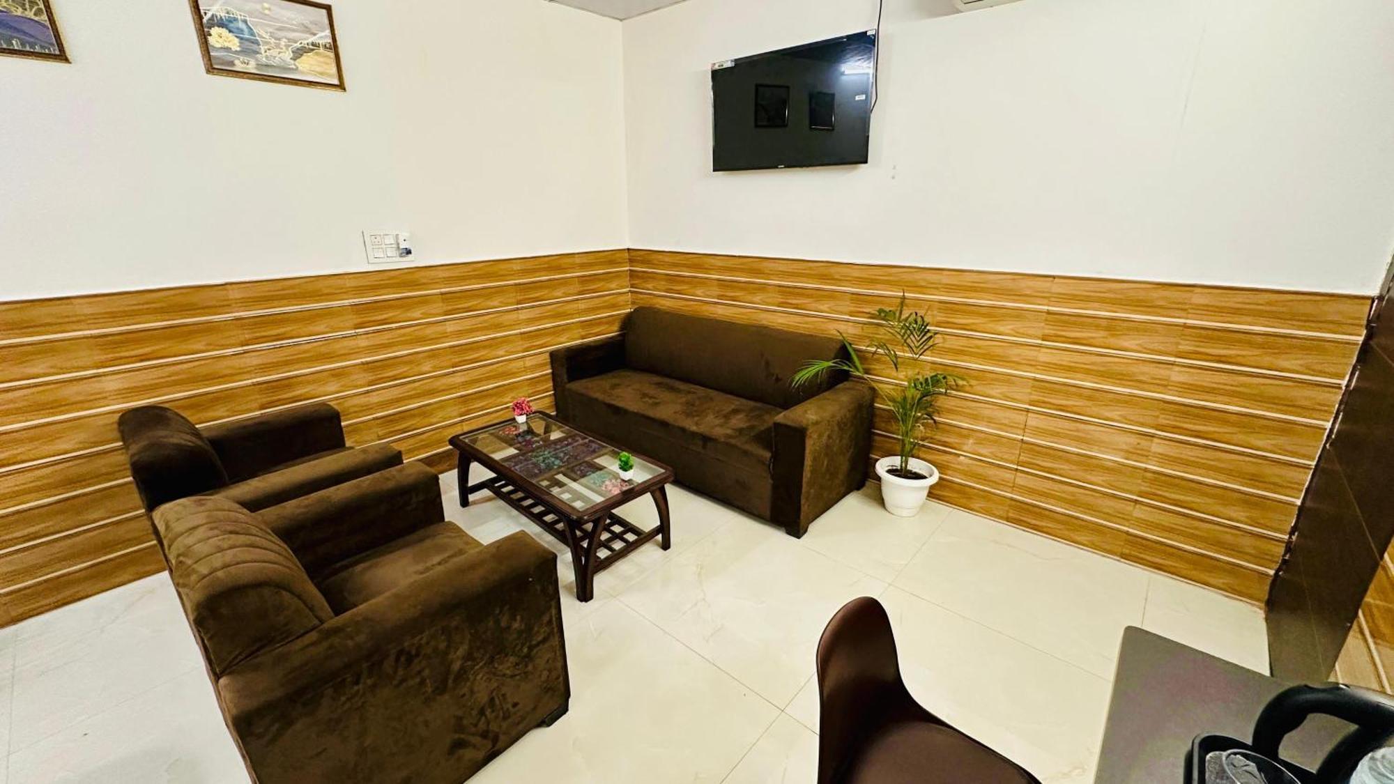 Отель Dr White House - Noida Sector 18 Экстерьер фото