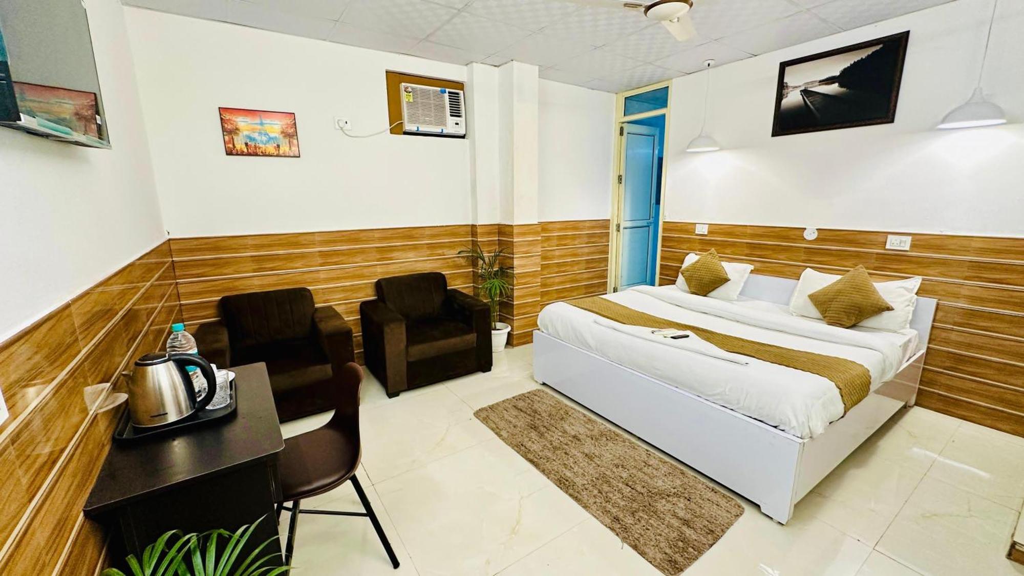 Отель Dr White House - Noida Sector 18 Экстерьер фото