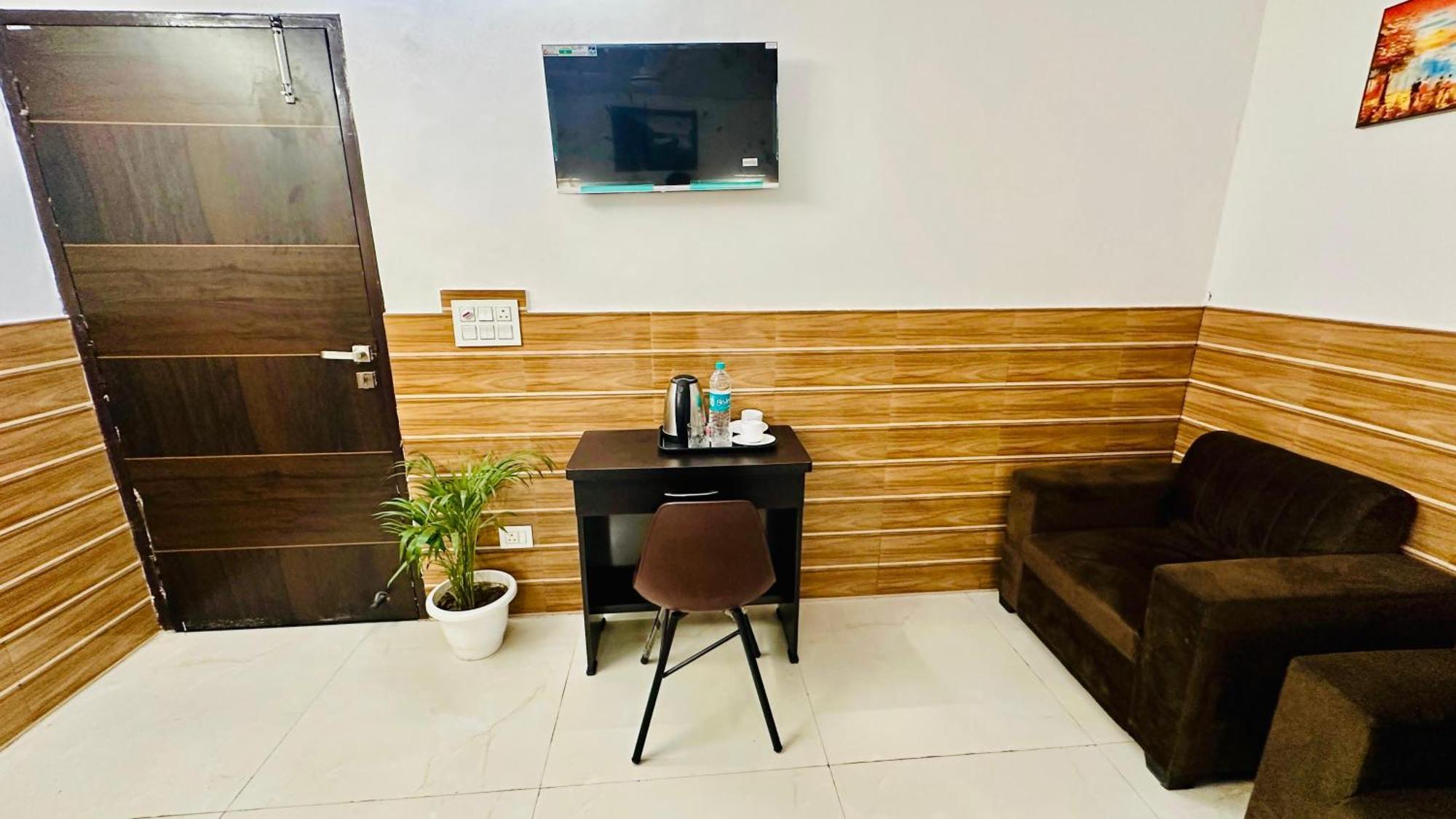 Отель Dr White House - Noida Sector 18 Экстерьер фото