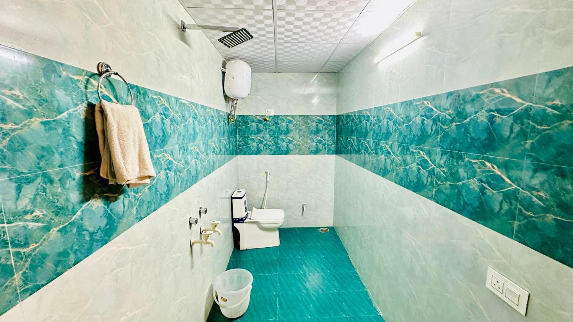 Отель Dr White House - Noida Sector 18 Экстерьер фото