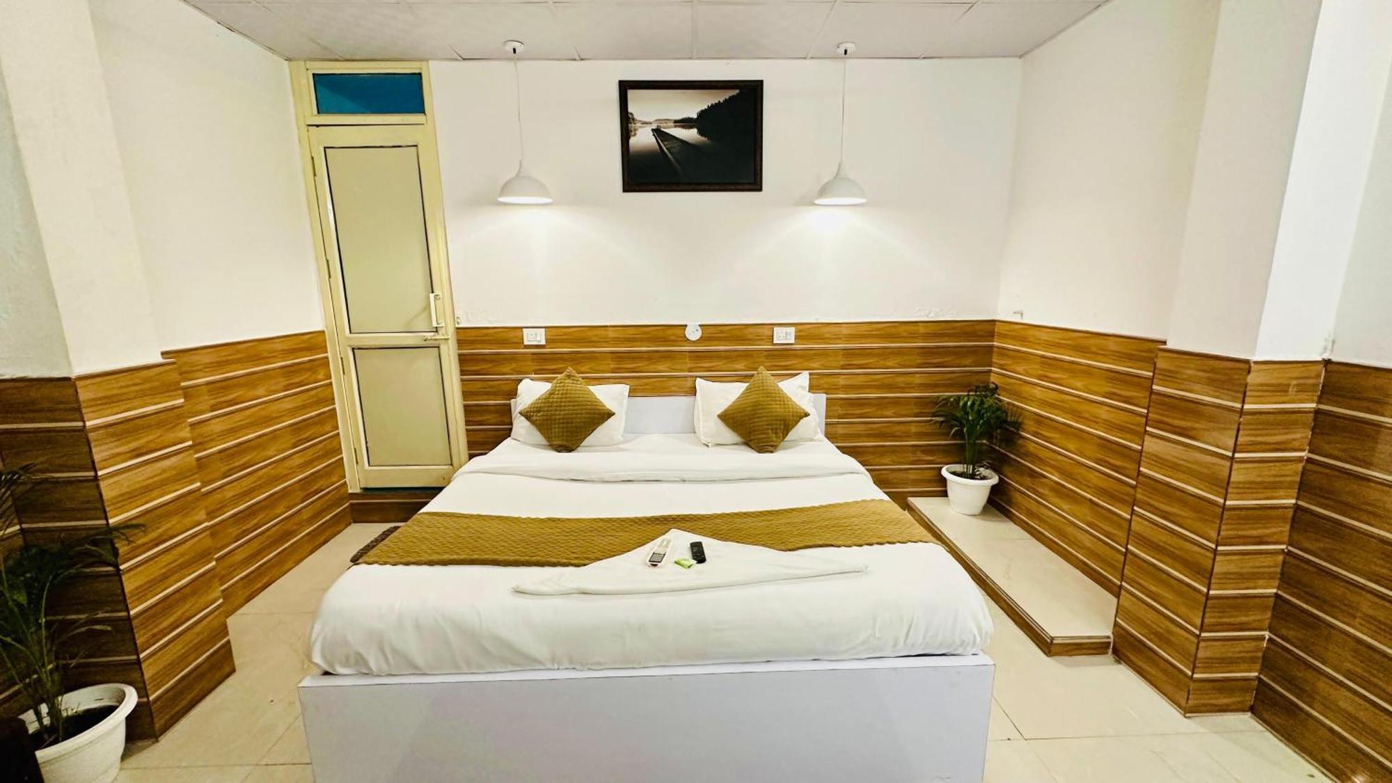 Отель Dr White House - Noida Sector 18 Экстерьер фото