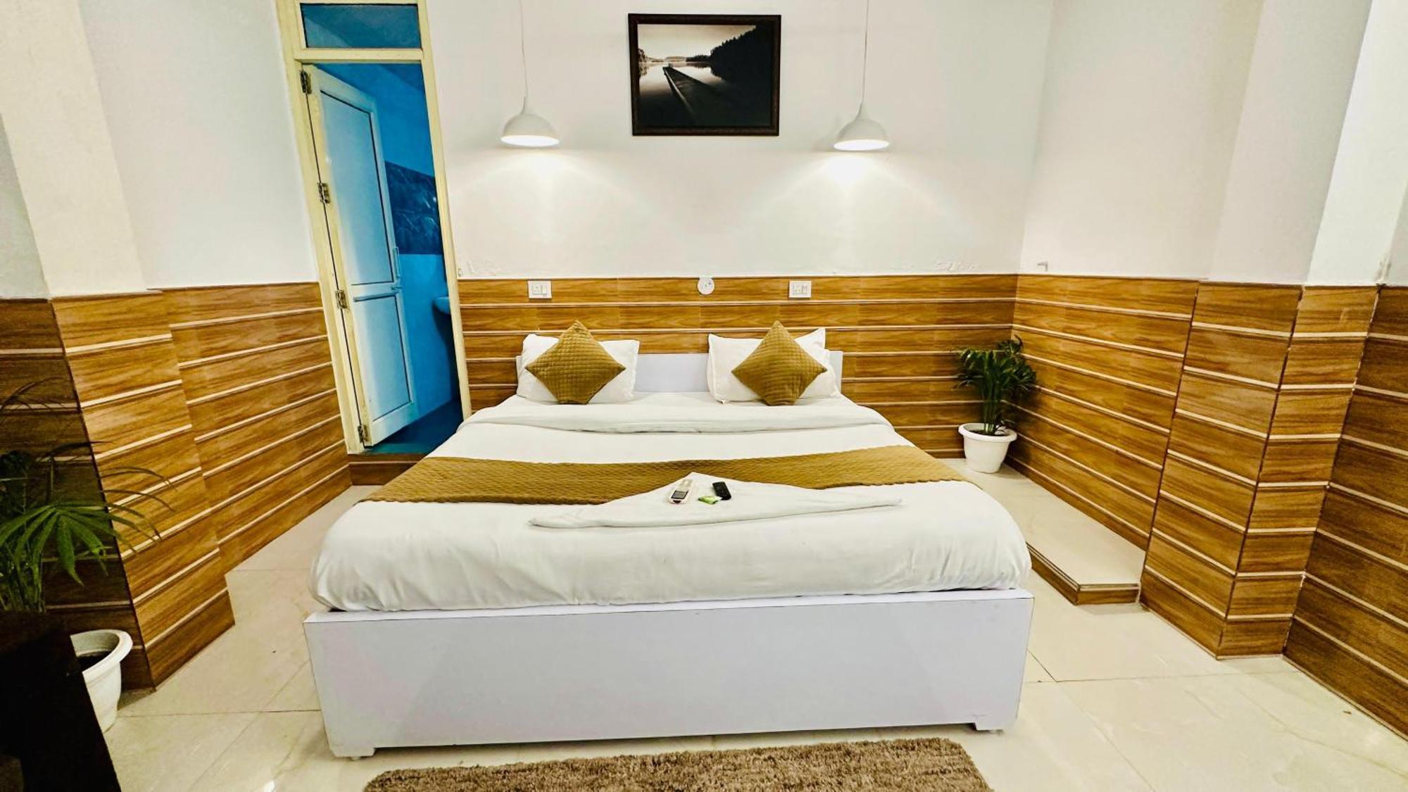Отель Dr White House - Noida Sector 18 Экстерьер фото