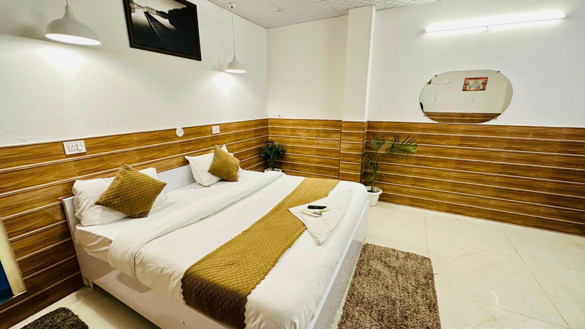 Отель Dr White House - Noida Sector 18 Экстерьер фото