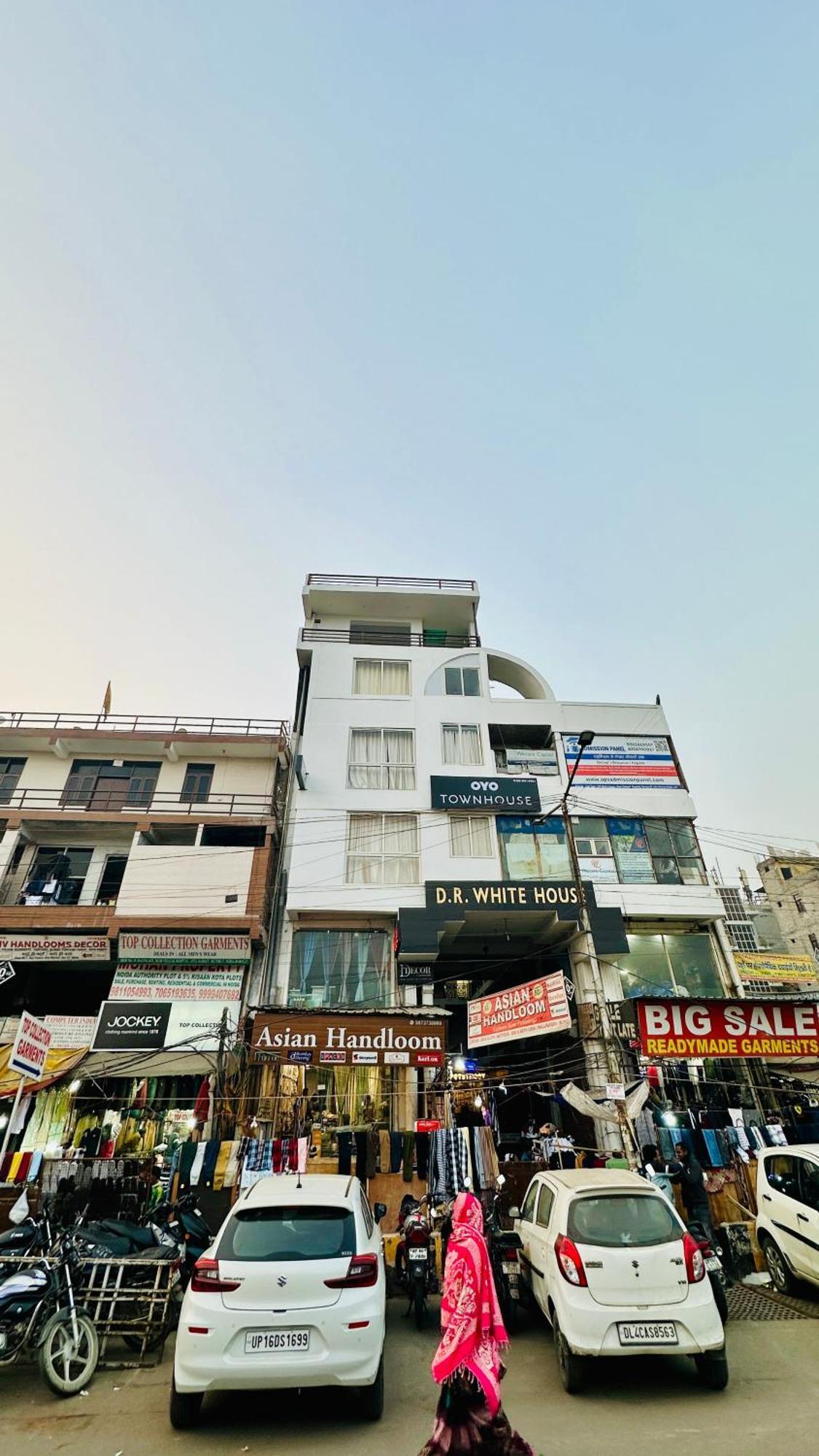 Отель Dr White House - Noida Sector 18 Экстерьер фото